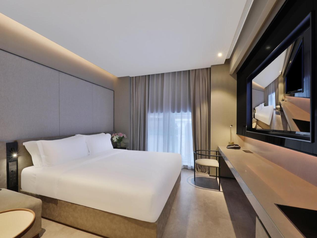 Crystal Orange - The Bund Jinling East Road Hotel